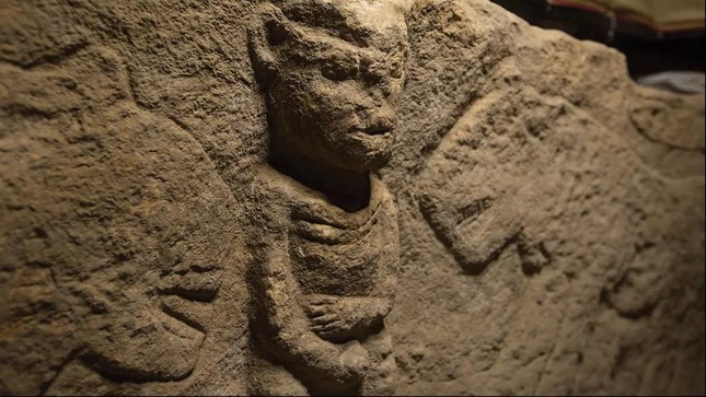 Tìm thấy tác phẩm điêu khắc kể chuyện lâu đời nhất thế giới - Ảnh 1.