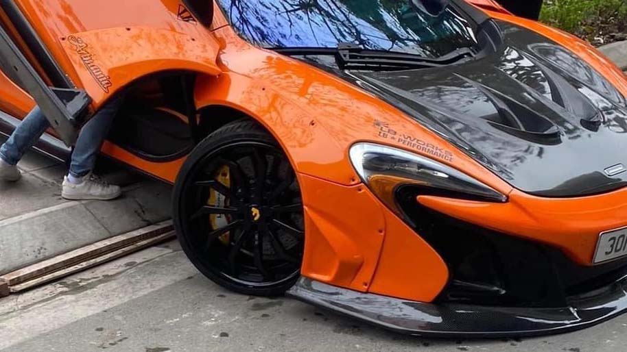 Đằng sau những bức ảnh TNGT: Bất cẩn với siêu xe, McLaren 650S bị sập gầm khi xuống vỉa hè tại Hà Nội - Ảnh 5.