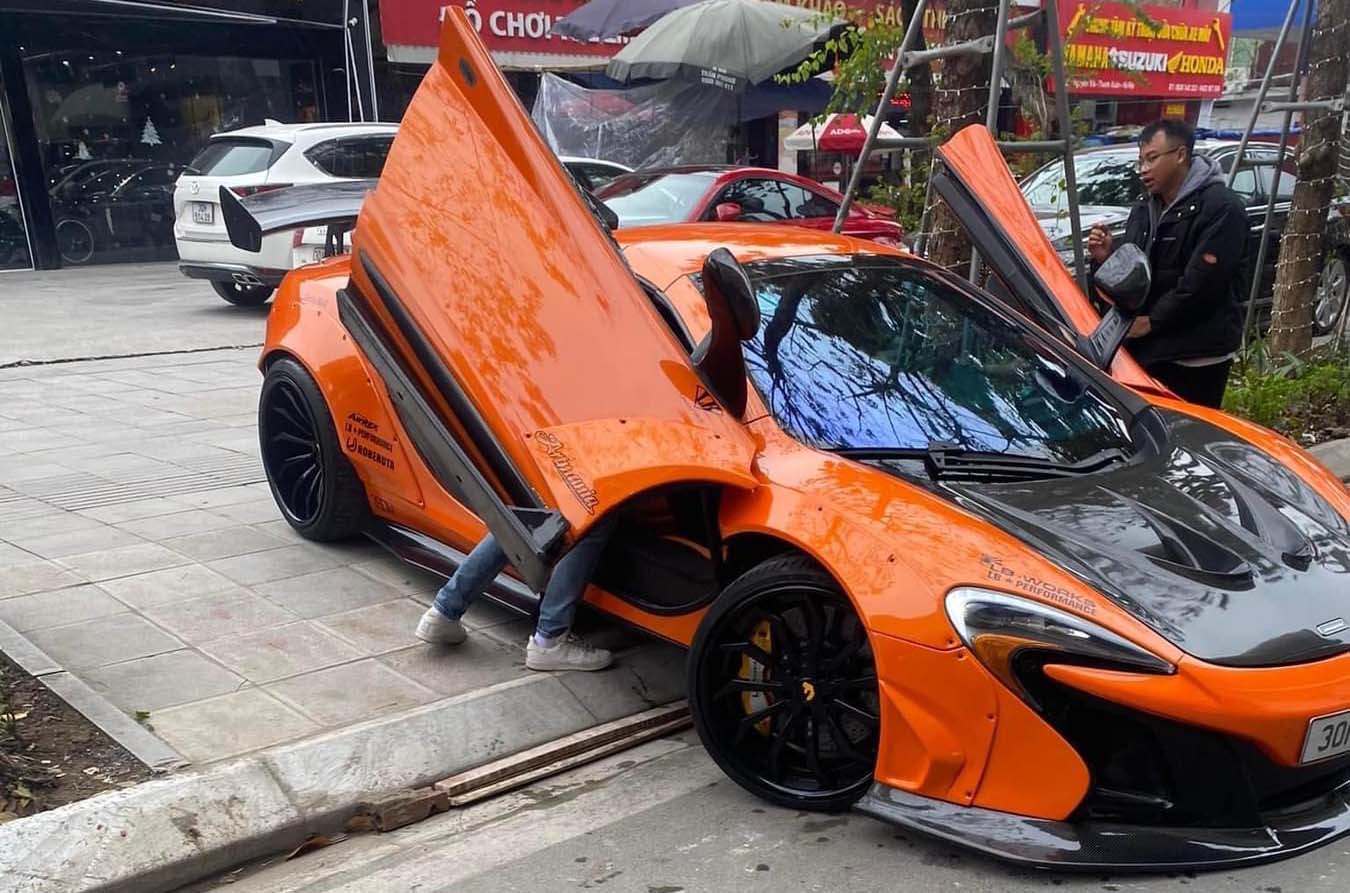 Đằng sau những bức ảnh TNGT: Bất cẩn với siêu xe, McLaren 650S bị sập gầm khi xuống vỉa hè tại Hà Nội - Ảnh 4.