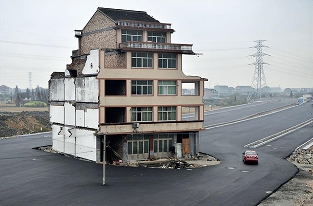Ngôi nhà 5 tầng nằm chắn giữa đường ở Trung Quốc: Sau 4 năm thuyết phục mới chịu di dời, nguyên nhân đằng sau khiến nhiều người ngao ngán - Ảnh 3.