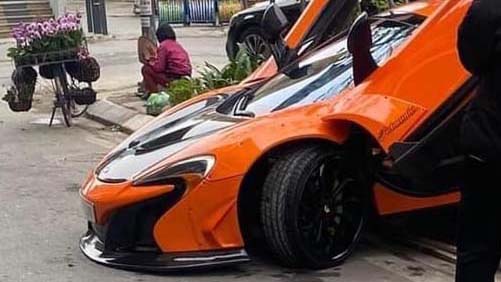 Đằng sau những bức ảnh TNGT: Bất cẩn với siêu xe, McLaren 650S bị sập gầm khi xuống vỉa hè tại Hà Nội - Ảnh 3.