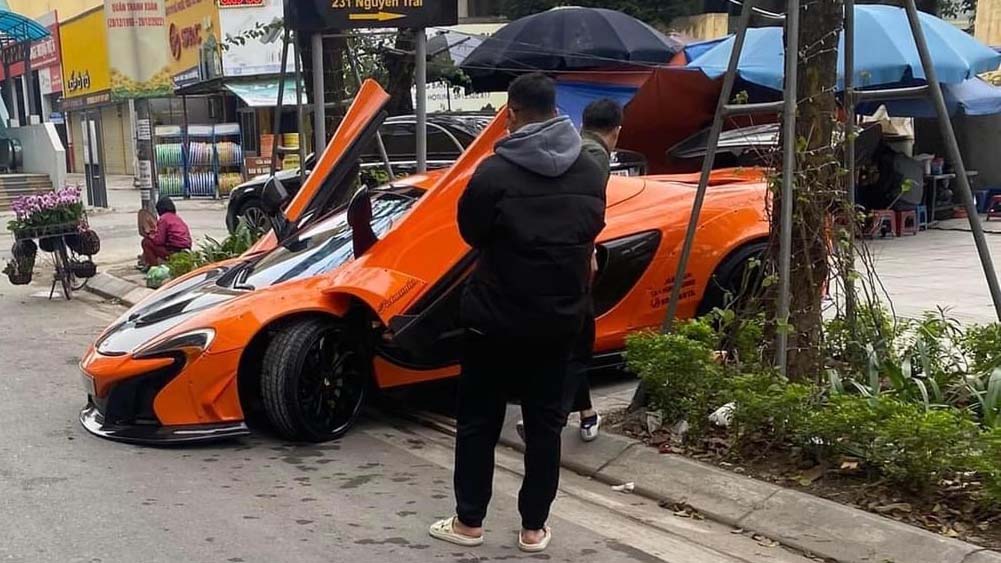 Đằng sau những bức ảnh TNGT: Bất cẩn với siêu xe, McLaren 650S bị sập gầm khi xuống vỉa hè tại Hà Nội - Ảnh 2.