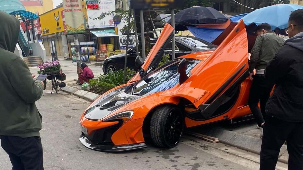 Đằng sau những bức ảnh TNGT: Bất cẩn với siêu xe, McLaren 650S bị sập gầm khi xuống vỉa hè tại Hà Nội - Ảnh 1.