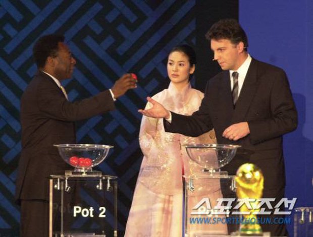  Song Hye Kyo gặp huyền thoại bóng đá Pele ở World Cup 2002 - Ảnh 3.