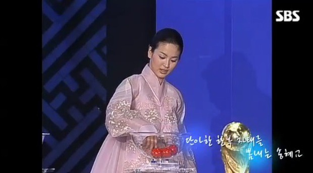  Song Hye Kyo gặp huyền thoại bóng đá Pele ở World Cup 2002 - Ảnh 2.