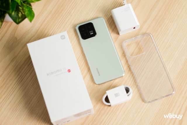 Xiaomi 13 đọ dáng cùng iPhone 14 Pro và Xiaomi 12 - Ảnh 1.