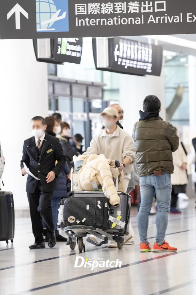 Dispatch bắt gặp Lee Jong Suk và IU hẹn hò Giáng Sinh ở Nhật, đổi truyền thống mở bát năm 2023 - Ảnh 5.