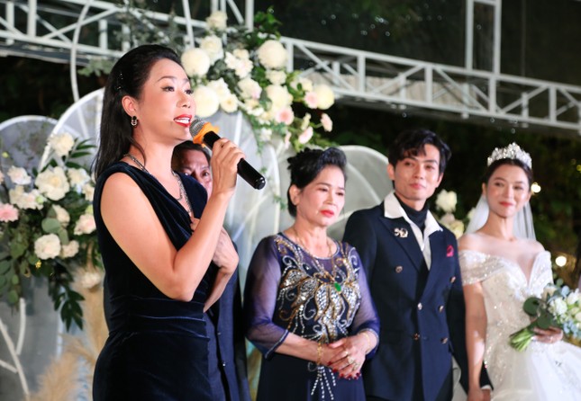 Lễ cưới của đôi nghệ sĩ là đồng đội chống dịch suốt 4 tháng ở TPHCM - Ảnh 3.