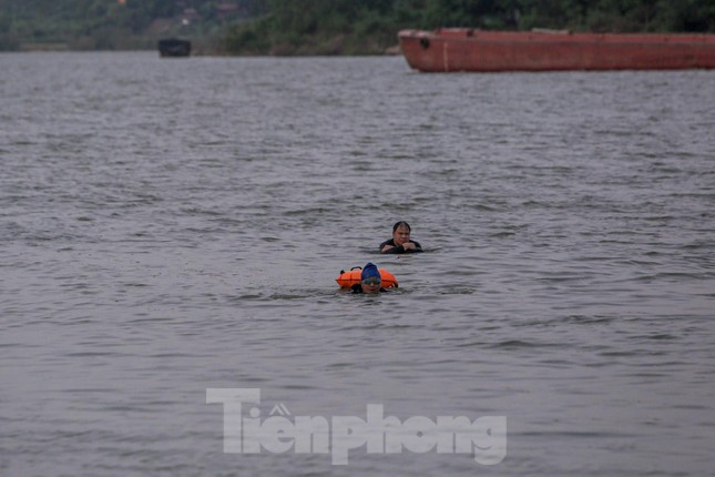 Hà Nội rét căm căm, nhiều người vẫn luyện công tắm sông Hồng - Ảnh 5.