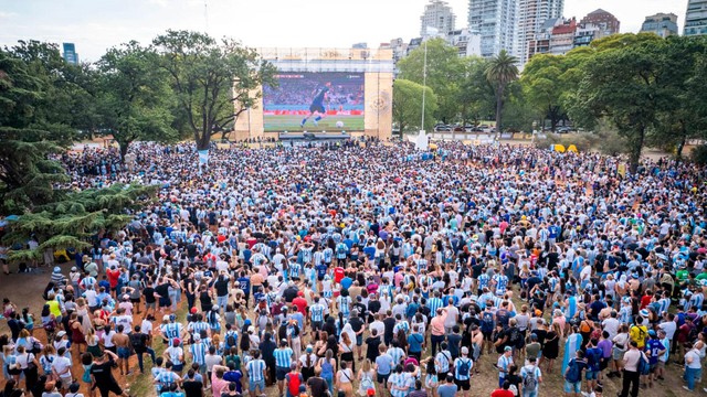 Argentina: Ăn mừng chiến thắng bằng bữa tiệc… lòng lợn ở đền thờ Maradona  - Ảnh 3.