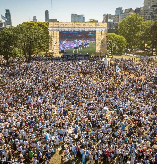 Argentina: Ăn mừng chiến thắng bằng bữa tiệc… lòng lợn ở đền thờ Maradona  - Ảnh 2.