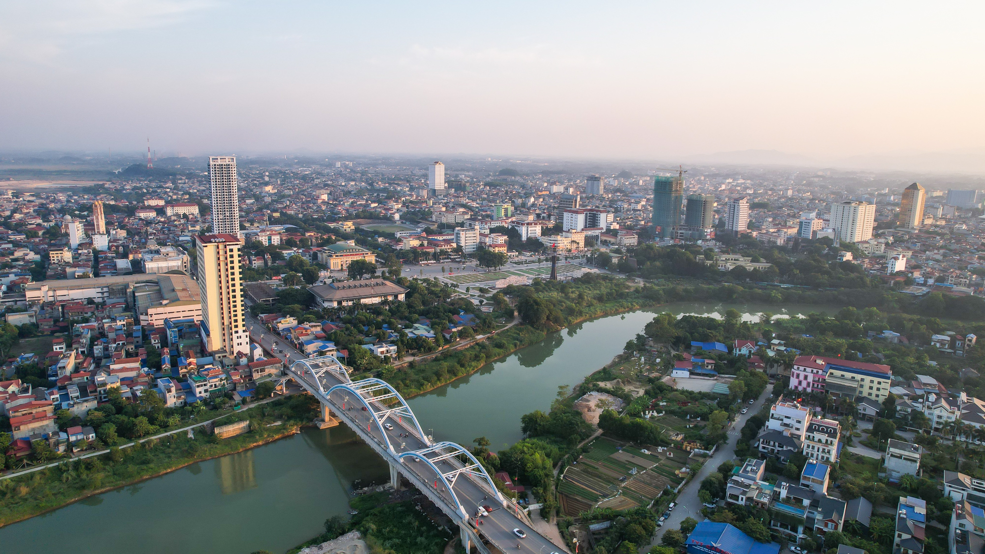 Thái Nguyên: Cứ 10 gia đình thì 1 nhà có ô tô, các bãi đỗ xe vỉa hè dài cả cây số ngay ở trung tâm thành phố - Ảnh 2.