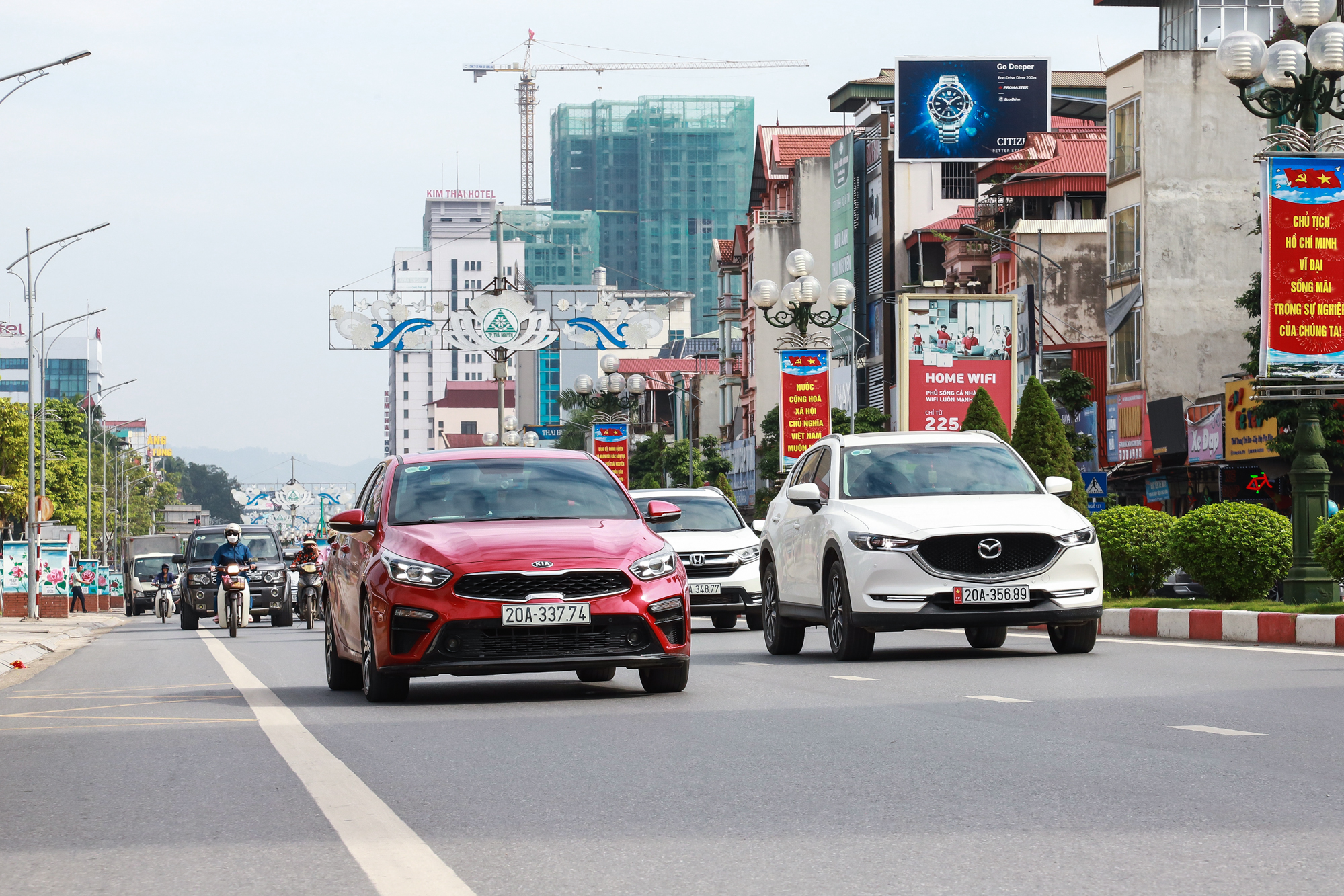 Thái Nguyên: Cứ 10 gia đình thì 1 nhà có ô tô, các bãi đỗ xe vỉa hè dài cả cây số ngay ở trung tâm thành phố - Ảnh 3.