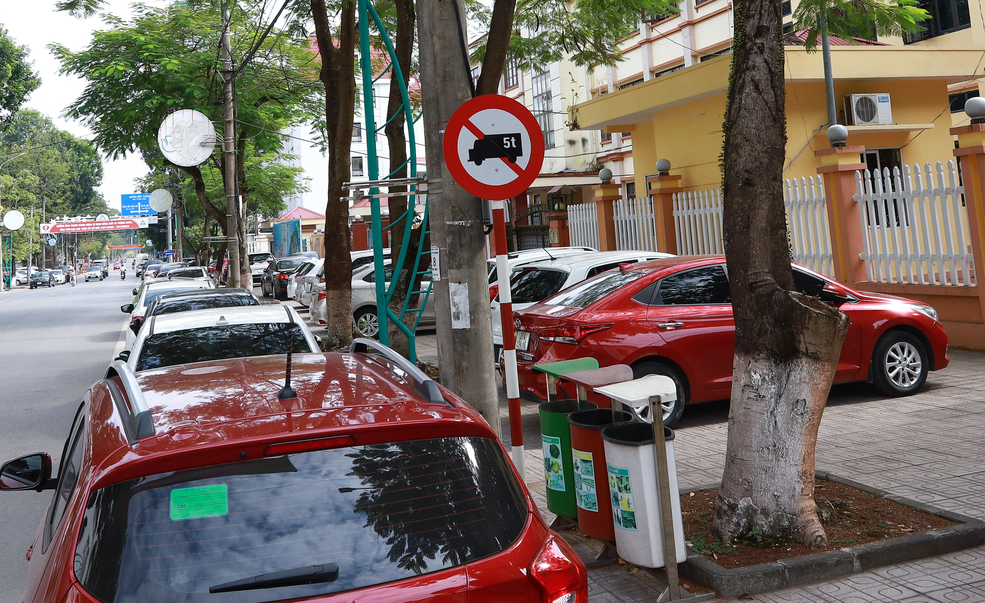 Thái Nguyên: Cứ 10 gia đình thì 1 nhà có ô tô, các bãi đỗ xe vỉa hè dài cả cây số ngay ở trung tâm thành phố - Ảnh 4.