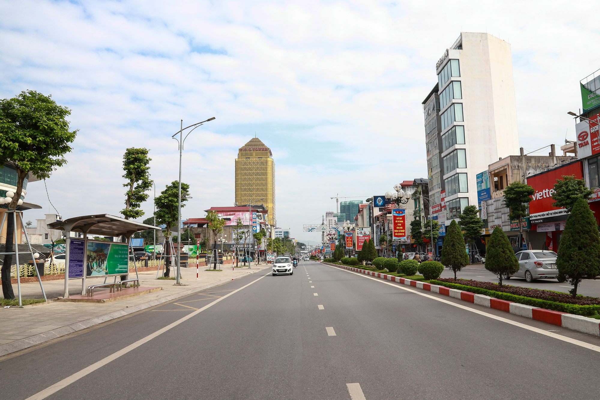 Thái Nguyên: Cứ 10 gia đình thì 1 nhà có ô tô, các bãi đỗ xe vỉa hè dài cả cây số ngay ở trung tâm thành phố - Ảnh 5.