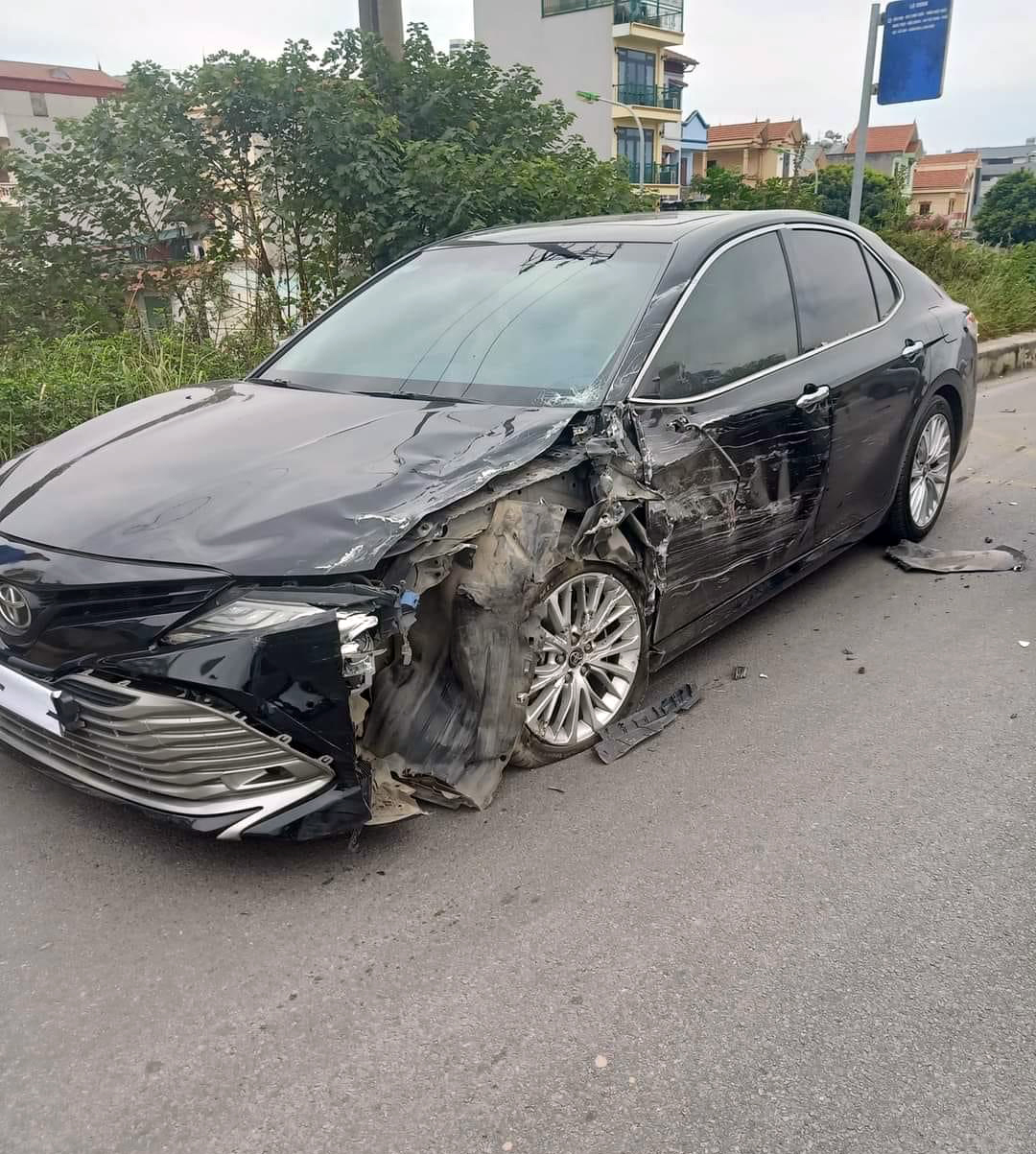 Đằng sau những bức ảnh TNGT: Huynh đệ tương tàn, Toyota Camry đâm gẫy cẳng Toyota Avanza - Ảnh 2. Đằng sau những bức ảnh TNGT: Huynh đệ tương tàn, Toyota Camry đâm gẫy cẳng Toyota Avanza - Ảnh 2.