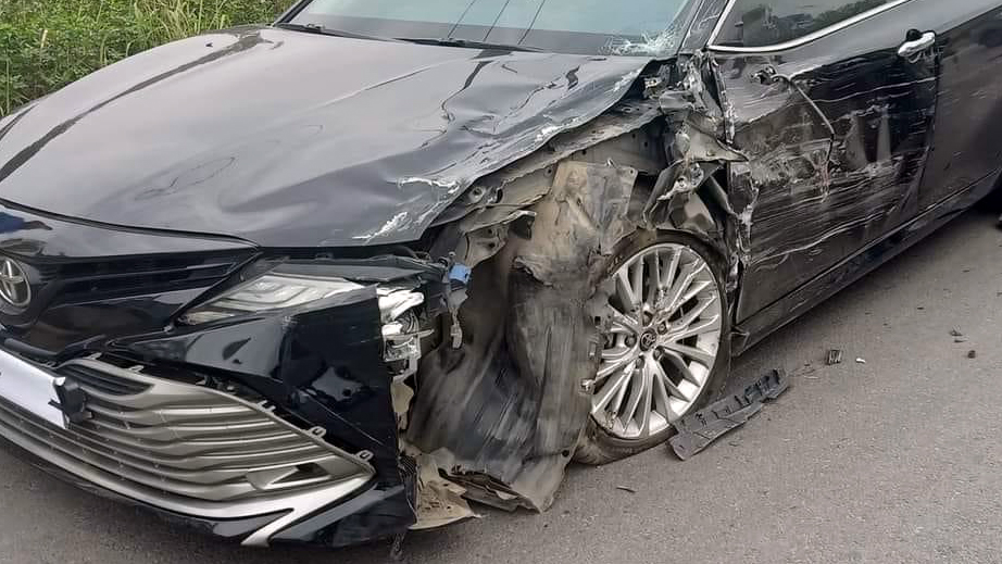 Đằng sau những bức ảnh TNGT: Huynh đệ tương tàn, Toyota Camry đâm gẫy cẳng Toyota Avanza - Ảnh 3. Đằng sau những bức ảnh TNGT: Huynh đệ tương tàn, Toyota Camry đâm gẫy cẳng Toyota Avanza - Ảnh 3.