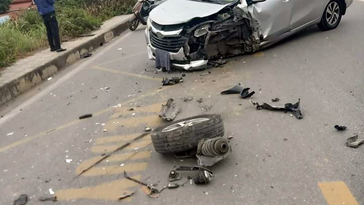 Đằng sau những bức ảnh TNGT: Huynh đệ tương tàn, Toyota Camry đâm gẫy cẳng Toyota Avanza - Ảnh 4. Đằng sau những bức ảnh TNGT: Huynh đệ tương tàn, Toyota Camry đâm gẫy cẳng Toyota Avanza - Ảnh 4.
