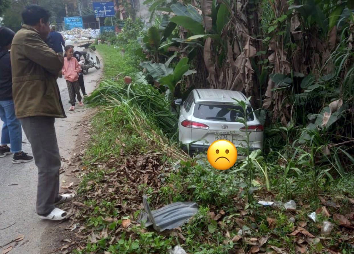 Đằng sau những bức ảnh TNGT: Không làm chủ tay lái, Toyota Corolla Cross lao thẳng xuống chân đê - Ảnh 4.