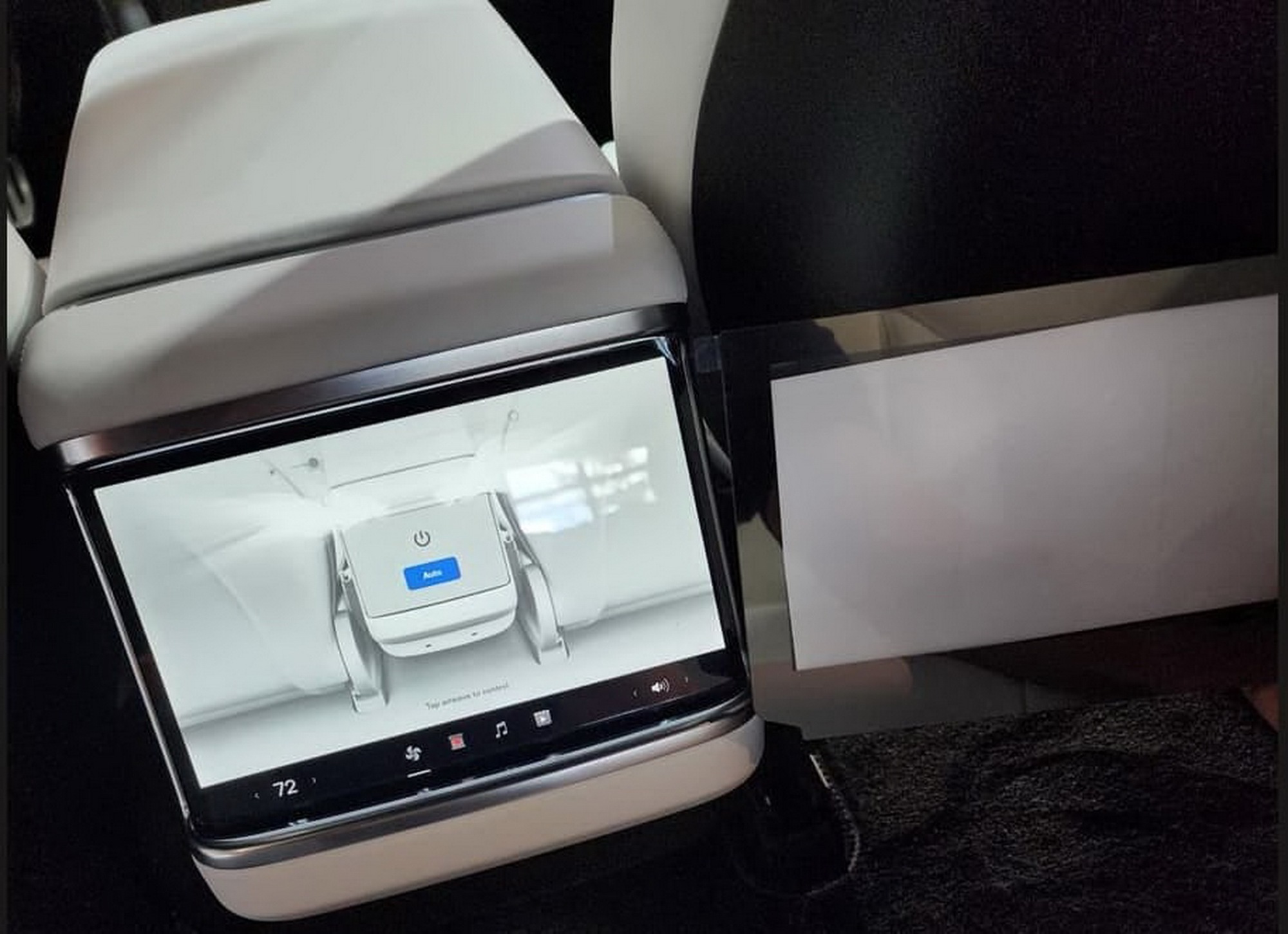 Tesla khởi đầu xu hướng mới, trang bị màn hình siêu lớn cho người ngồi sau - Ảnh 1.