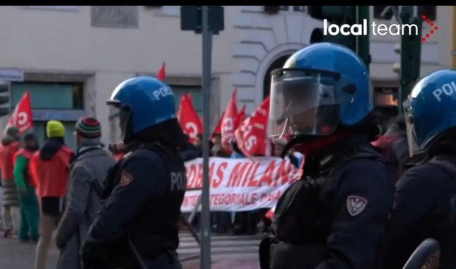 Người Ý biểu tình phản đối cung cấp vũ khí cho Ukraine - Ảnh 2.