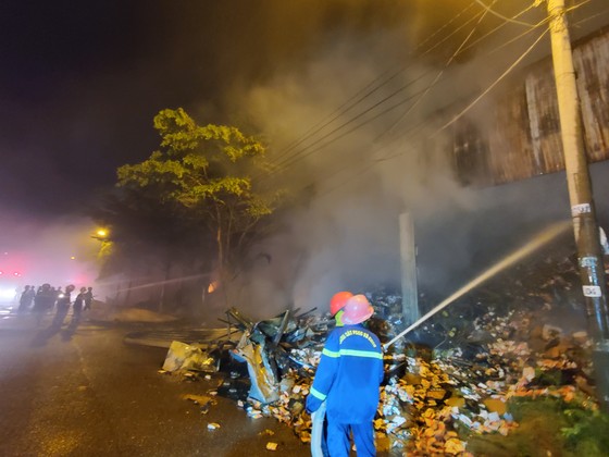 Hàng trăm chiến sĩ trắng đêm khống chế đám cháy lớn ở TP Quy Nhơn - Ảnh 14.