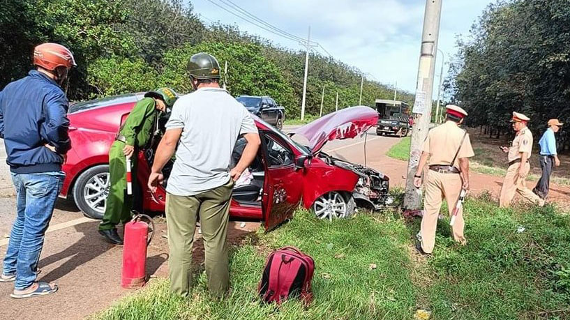 Đằng sau những bức ảnh TNGT: Đọ độ cứng cùng cột điện, tài xế Mazda lĩnh đủ vì tự tin thái quá - Ảnh 2.