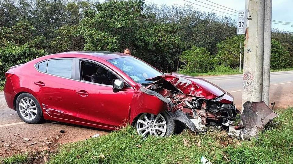 Đằng sau những bức ảnh TNGT: Đọ độ cứng cùng cột điện, tài xế Mazda lĩnh đủ vì tự tin thái quá - Ảnh 3.