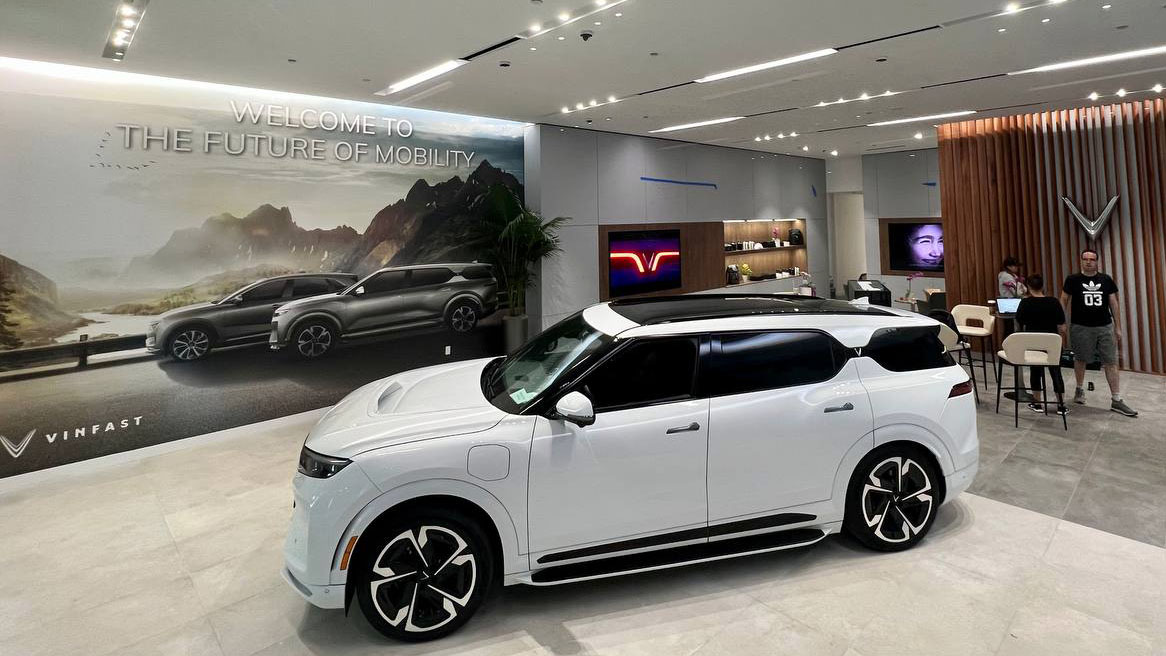 Clip: Diện kiến 10 showroom đầu tiên trên thế giới của VinFast - Ảnh 1.