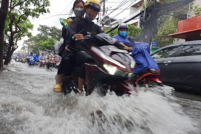 Vì sao năm nay miền Nam đón mùa mưa kéo dài bất thường? - Ảnh 2.