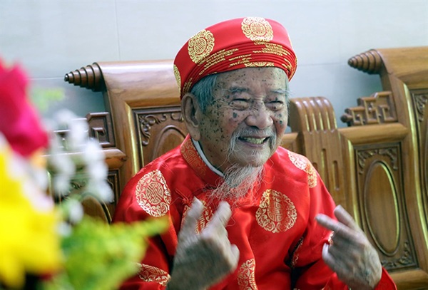 Cụ ông Sài Gòn 102 tuổi ngày ngày leo cầu thang 20 vòng, làm việc 10 tiếng không mệt - Ảnh 2.