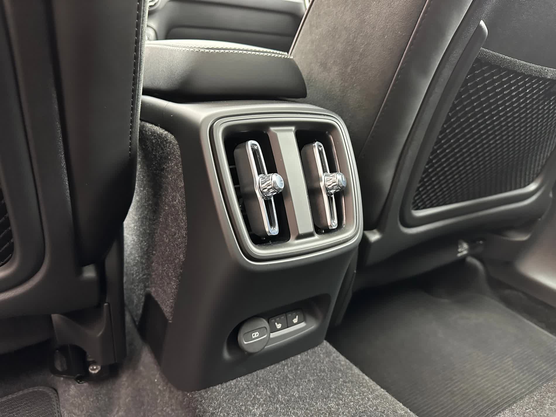 Volvo C40 Recharge 2023 sắp bán tại Việt Nam: Chạy 420 km/lần sạc, giá quy đổi 1,9 tỷ đồng tại Thái Lan - Ảnh 19. Volvo C40 Recharge 2023 sắp bán tại Việt Nam: Chạy 420 km/lần sạc, giá quy đổi 1,9 tỷ đồng tại Thái Lan - Ảnh 19.
