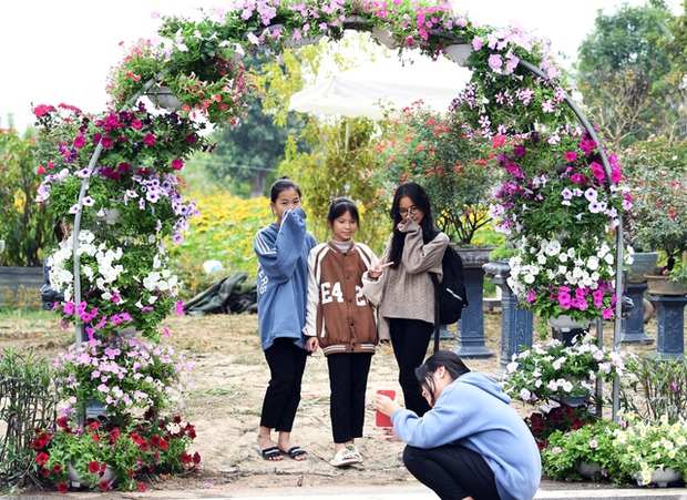 Giới trẻ Hà Nội rủ nhau đến “check in” lễ hội hoa Mê Linh 2022 - Ảnh 12.