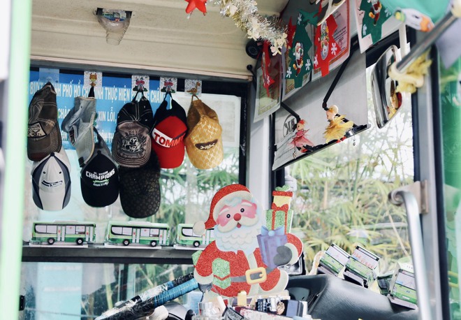 Một chuyến xe buýt ngập tràn Giáng sinh ở TP.HCM: Bác tài tự bỏ tiền trang trí, đặt quà tặng hành khách - Ảnh 9.