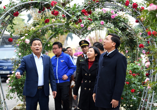 Giới trẻ Hà Nội rủ nhau đến “check in” lễ hội hoa Mê Linh 2022 - Ảnh 8.