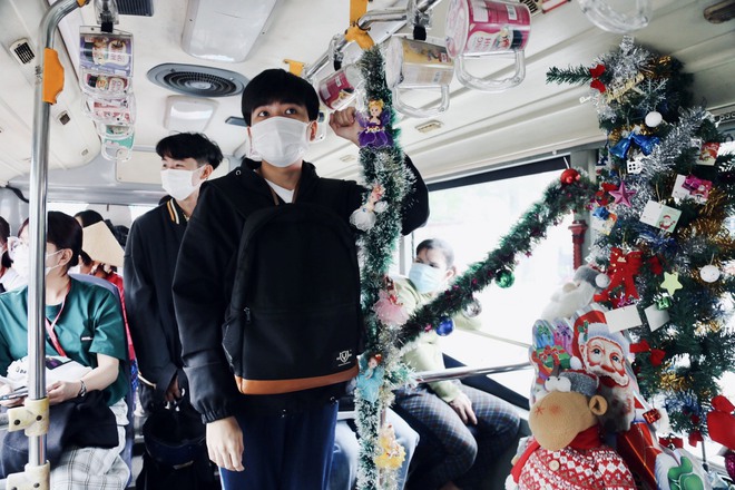 Một chuyến xe buýt ngập tràn Giáng sinh ở TP.HCM: Bác tài tự bỏ tiền trang trí, đặt quà tặng hành khách - Ảnh 8.