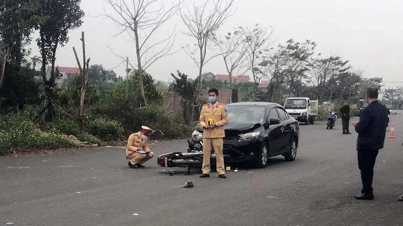 Đằng sau những bức ảnh TNGT: Toyota Vios và xe máy đấu đầu trên đường vắng - Ảnh 1. Đằng sau những bức ảnh TNGT: Toyota Vios và xe máy đấu đầu trên đường vắng - Ảnh 1.