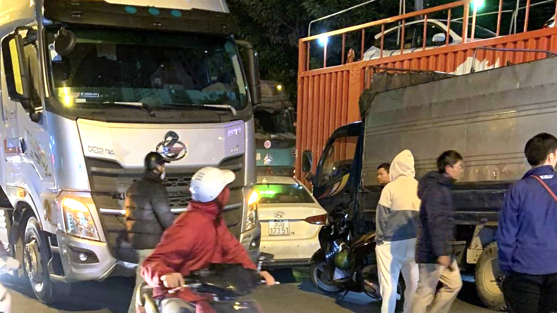 Đằng sau những bức ảnh TNGT: Vượt ẩu, tài xế Hyundai Accent nhận bài học đắt giá - Ảnh 2. Đằng sau những bức ảnh TNGT: Vượt ẩu, tài xế Hyundai Accent nhận bài học đắt giá - Ảnh 2.