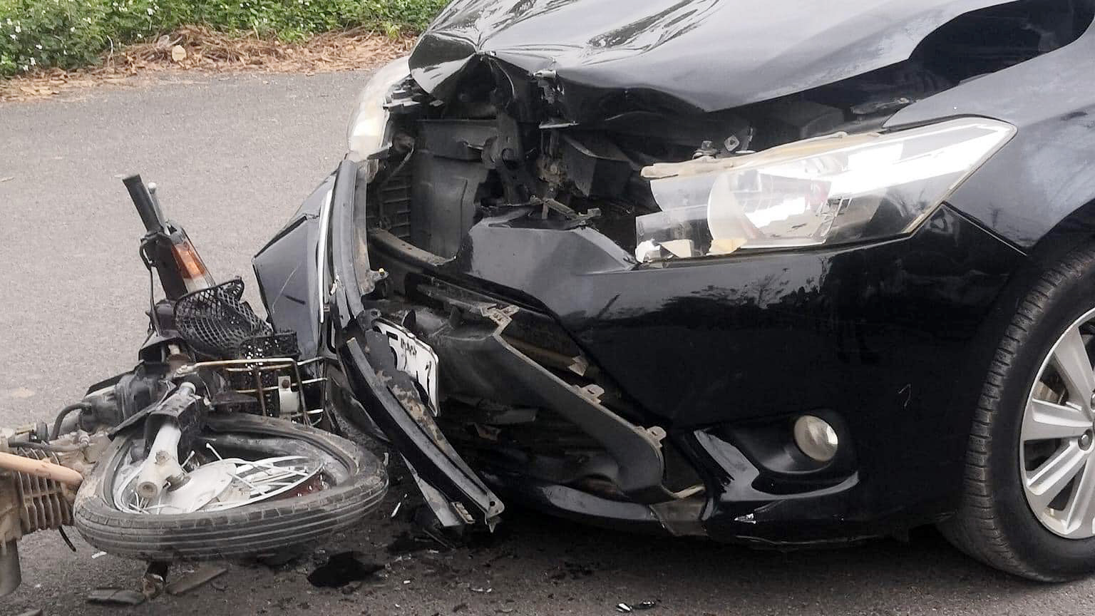 Đằng sau những bức ảnh TNGT: Toyota Vios và xe máy đấu đầu trên đường vắng - Ảnh 3. Đằng sau những bức ảnh TNGT: Toyota Vios và xe máy đấu đầu trên đường vắng - Ảnh 3.