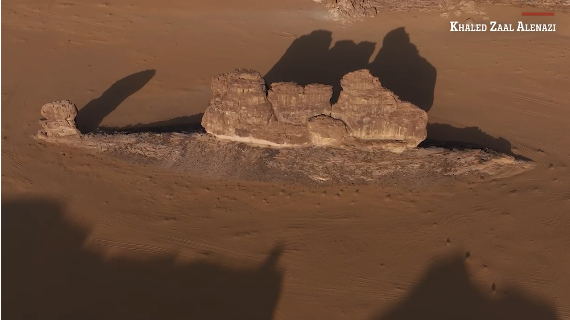 Tảng đá khổng lồ hình con cá trồi lên từ sa mạc - Ảnh 1.