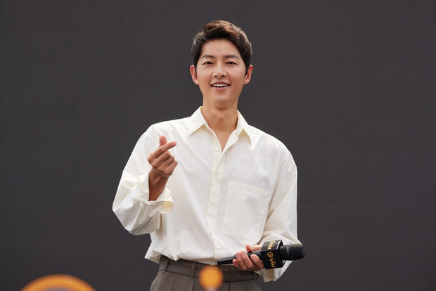 Song Joong Ki họp báo buổi chiều, người hâm mộ chờ từ 6 giờ sáng - Ảnh 2.