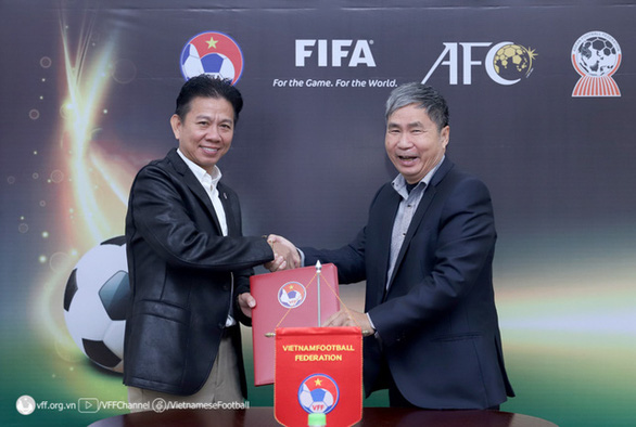 HLV Hoàng Anh Tuấn dẫn dắt đội tuyển U20 Việt Nam - Ảnh 1.