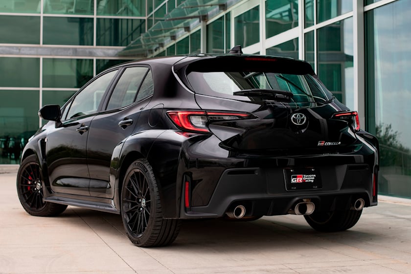 Khách mua Toyota Corolla gặp cảnh trớ trêu: Phải bốc thăm để lấy suất - Ảnh 1.