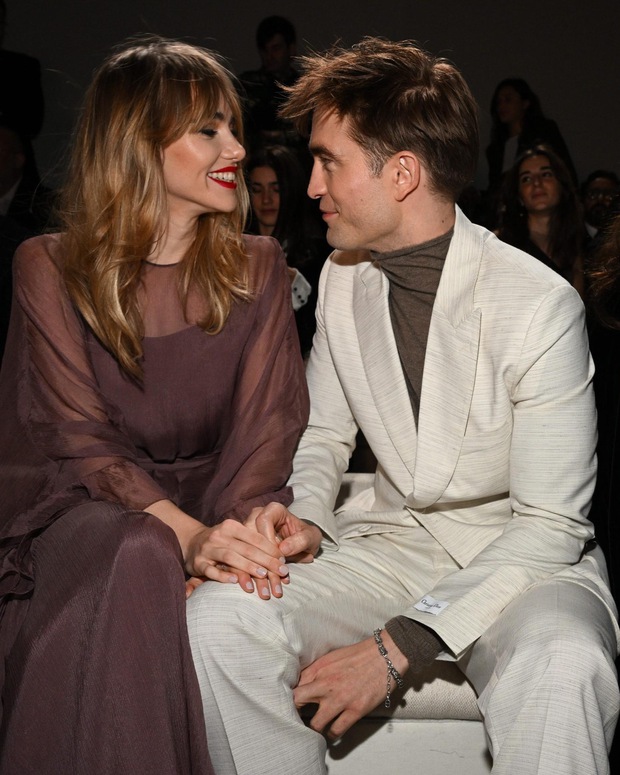  Ma cà rồng Robert Pattinson và bạn gái người mẫu lần đầu công khai lộ diện sau 4 năm yêu - Ảnh 3.