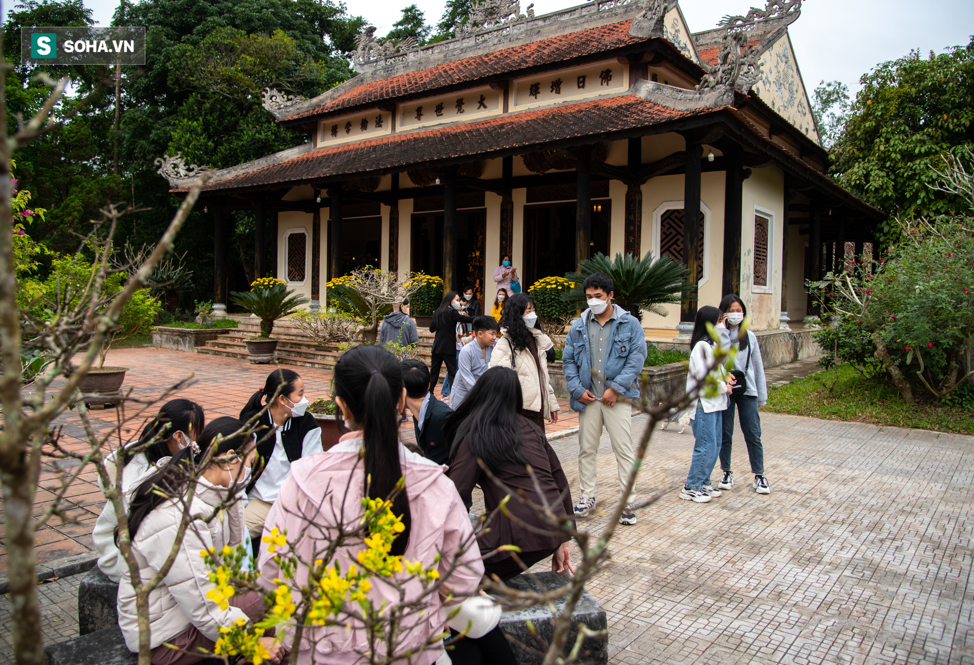 Thiếu nữ xinh đẹp thong dong du xuân ngày Tết trong Đại Nội Huế - Ảnh 8.