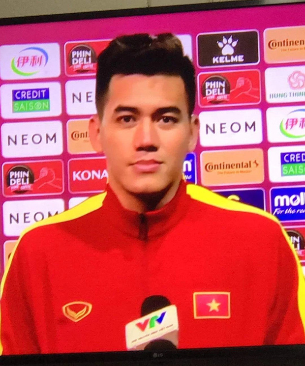 ĐT quốc gia thua đậm, CĐV nữ Trung Quốc vẫn mừng khấp khởi v&igrave;: Số 22 Việt Nam... đẹp trai qu&aacute;! - Ảnh 2.