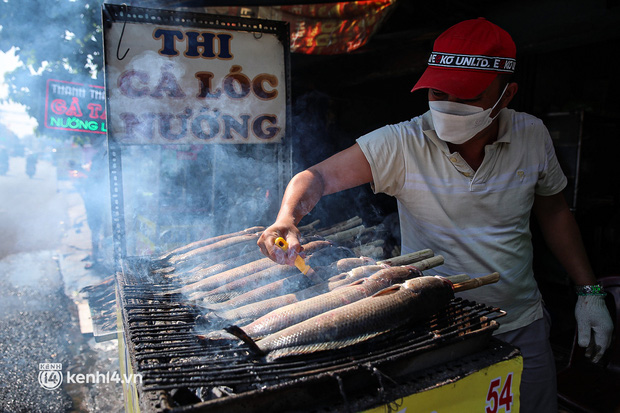 Ảnh, clip: Tiểu thương Sài Gòn tất bật chuẩn bị hàng vạn con cá lóc nướng cho ngày vía Thần Tài - Ảnh 1.