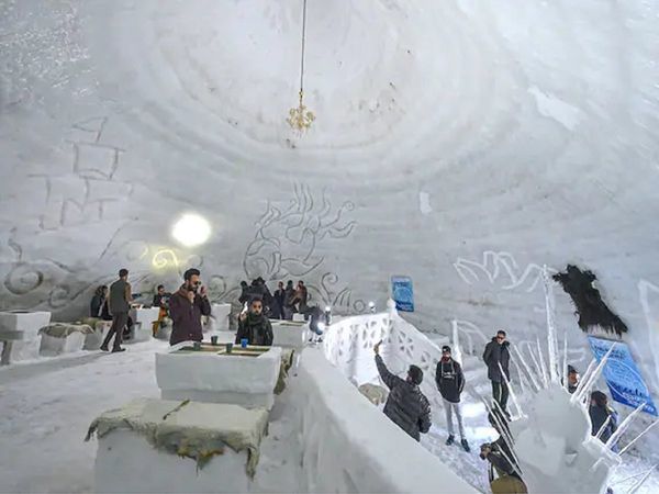 Kỳ lạ quán cà phê lạnh nhất thế giới bên trong căn lều phủ đầy tuyết - Ảnh 2.