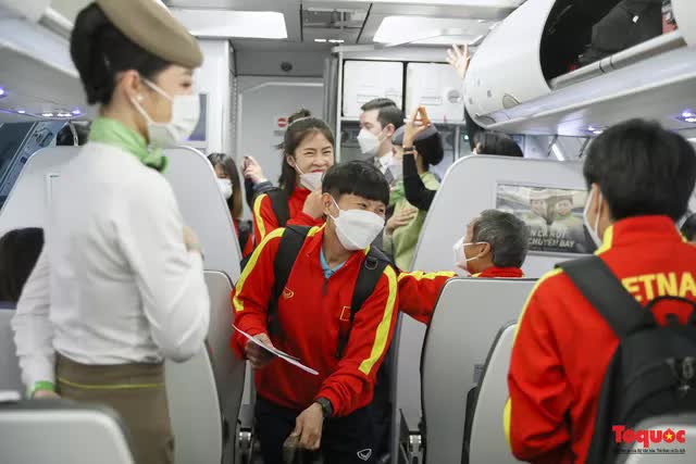 [Độc quyền] Những hình ảnh đầu tiên của đội tuyển bóng đá nữ Việt Nam trên chuyến bay về nước - Ảnh 12.