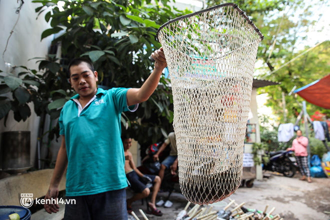Ảnh, clip: Tiểu thương Sài Gòn tất bật chuẩn bị hàng vạn con cá lóc nướng cho ngày vía Thần Tài - Ảnh 18.